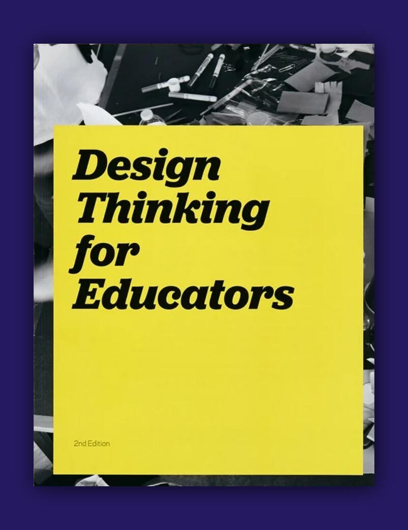 Buchcover mit gelbem Titelblock „Design Thinking for Educators“ in schwarzer Schrift, Hintergrund mit verstreuten Bastelmaterialien und Werkzeugen.