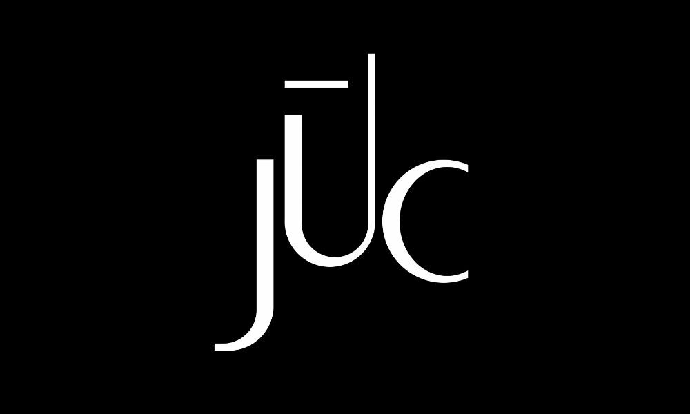 Minimalistisches, weißes „juc“-Logo in moderner Schrift auf schwarzem Hintergrund.
