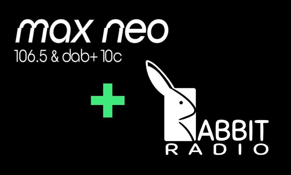 Logo-Kombination von „max neo“ (106.5 & dab+ 10c) und „Rabbit Radio“ mit stilisiertem Hasenkopf, getrennt durch ein grünes Pluszeichen auf schwarzem Hintergrund.