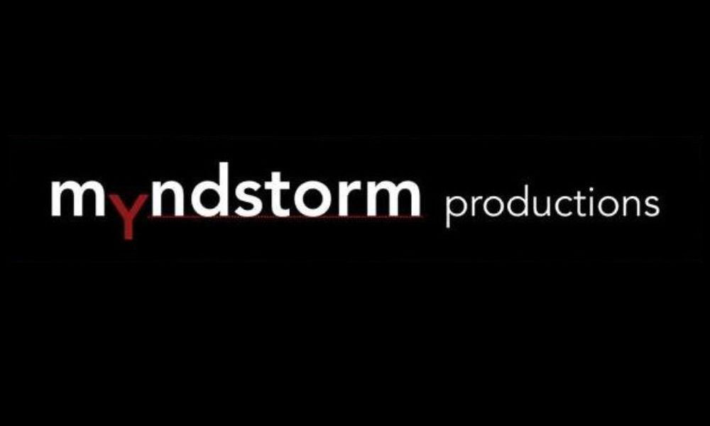 Schwarzes Logo mit weißem Schriftzug „myndstorm productions“, wobei das „y“ in Rot hervorgehoben ist.