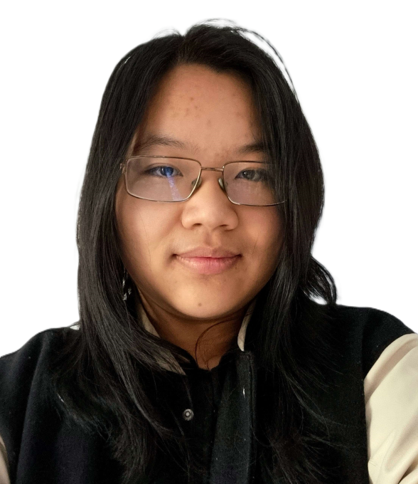 Portrait einer jungen Person mit schulterlangen, dunklen Haaren und Brille. Sie schaut freundlich in die Kamera und trägt eine dunkle Jacke über einem hellen Oberteil. Der Hintergrund ist vollständig schwarz.