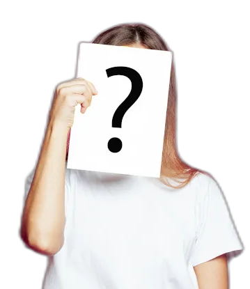 Person mit langen braunen Haaren und weißem T-Shirt, die eine weiße Tafel mit einem großen schwarzen Fragezeichen vor ihr Gesicht hält. Hintergrund ist schwarz.