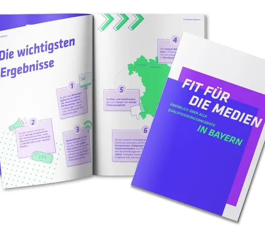 Broschüre mit violettem und weißem Design. Die geschlossene Titelseite zeigt den Titel „Fit für die Medien – Überblick über alle Qualifizierungsangebote in Bayern“ mit dem grün-lila Logo „Start Into Media“ oben rechts. Die aufgeklappte Seite trägt den Titel „Die wichtigsten Ergebnisse“ in lila. Darunter sind nummerierte Textboxen und eine grüne Deutschlandkarte mit einer Markierung in Bayern. Auf der linken Seite sind Icons wie VR-Brille und Sprechblasen zu sehen.